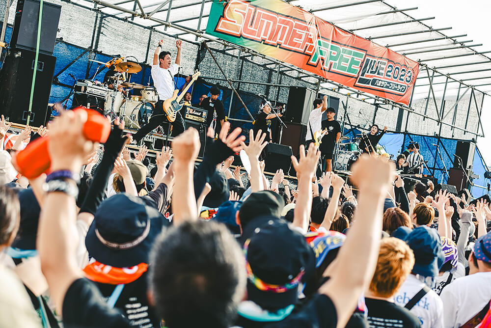 OVER ARM THROW ライブ光景1