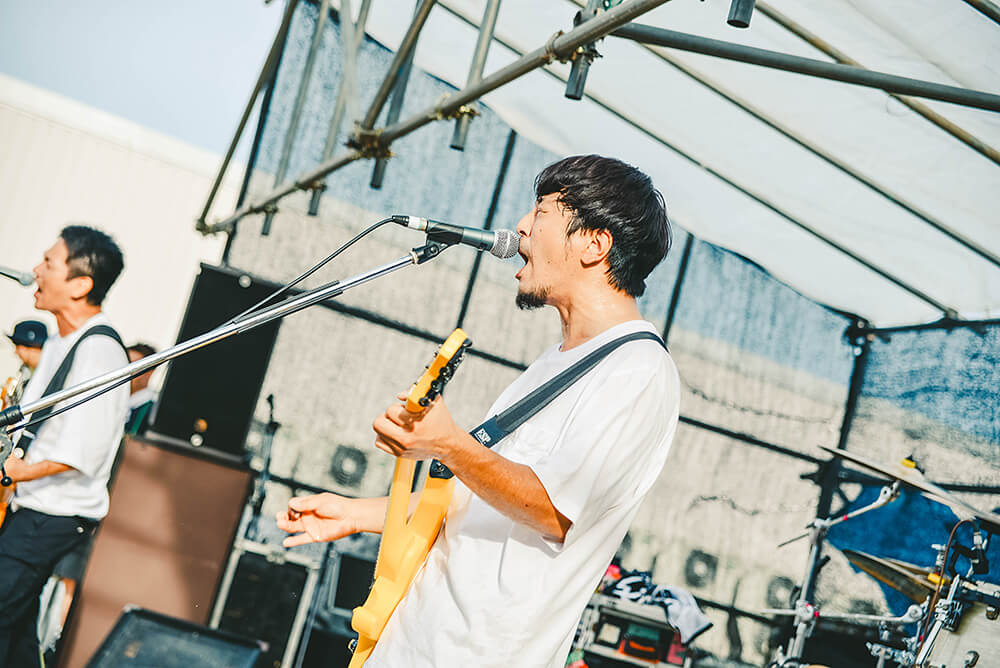 OVER ARM THROW ライブ光景3