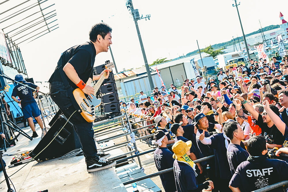 OVER ARM THROW ライブ光景1