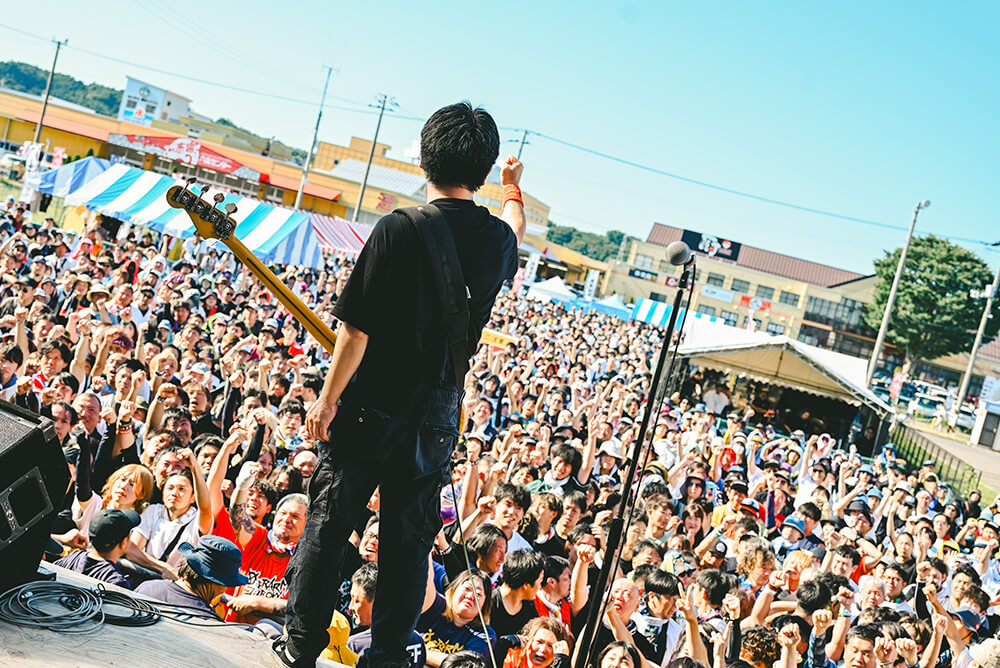 OVER ARM THROW ライブ光景2