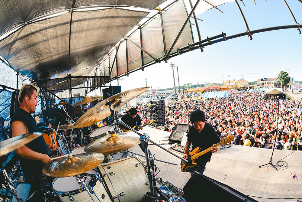 OVER ARM THROW ライブ光景3